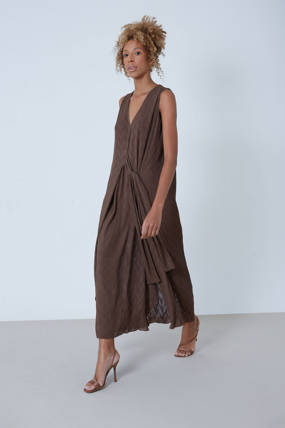 TEXTURED TIE WAIST MAXI DRESS